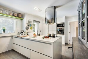 Geladeira, micro-ondas, fogão