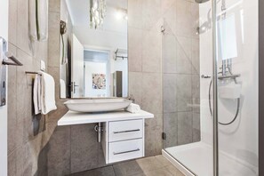 Douche, serviettes fournies