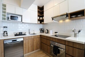 Kühlschrank, Mikrowelle, Ofen, Herdplatte