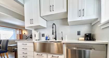 Refreshed 2 Bedroom on the Shuttle Loop!