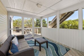 Televisie, een open haard, videospelletjes en tafelvoetbal