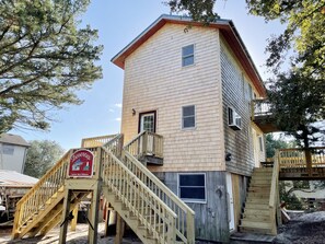 Exterior - Captain Reid's Devereux:  Great getaway for two (Ocracoke)