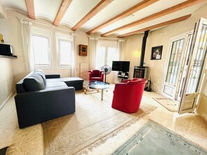 TV, caminetto, impianto stereo