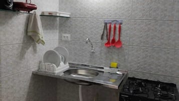 Frigorifero, microonde, forno, piano cottura