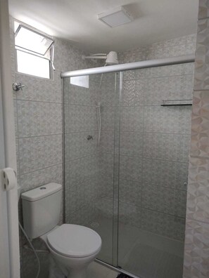 Douche, serviettes fournies, papier toilette