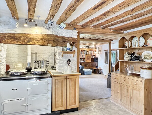 ميكروويف، فرن، غسالة أطباق، كرسي للأطفال