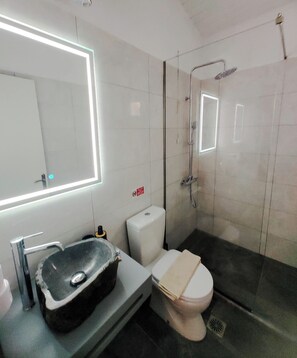 Dusche, Haartrockner, Handtücher, Toilettenpapier