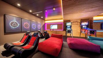Una habitación con sillones de masaje, un televisor y un cartel que dice 'ASSPEAK RESORTS'.