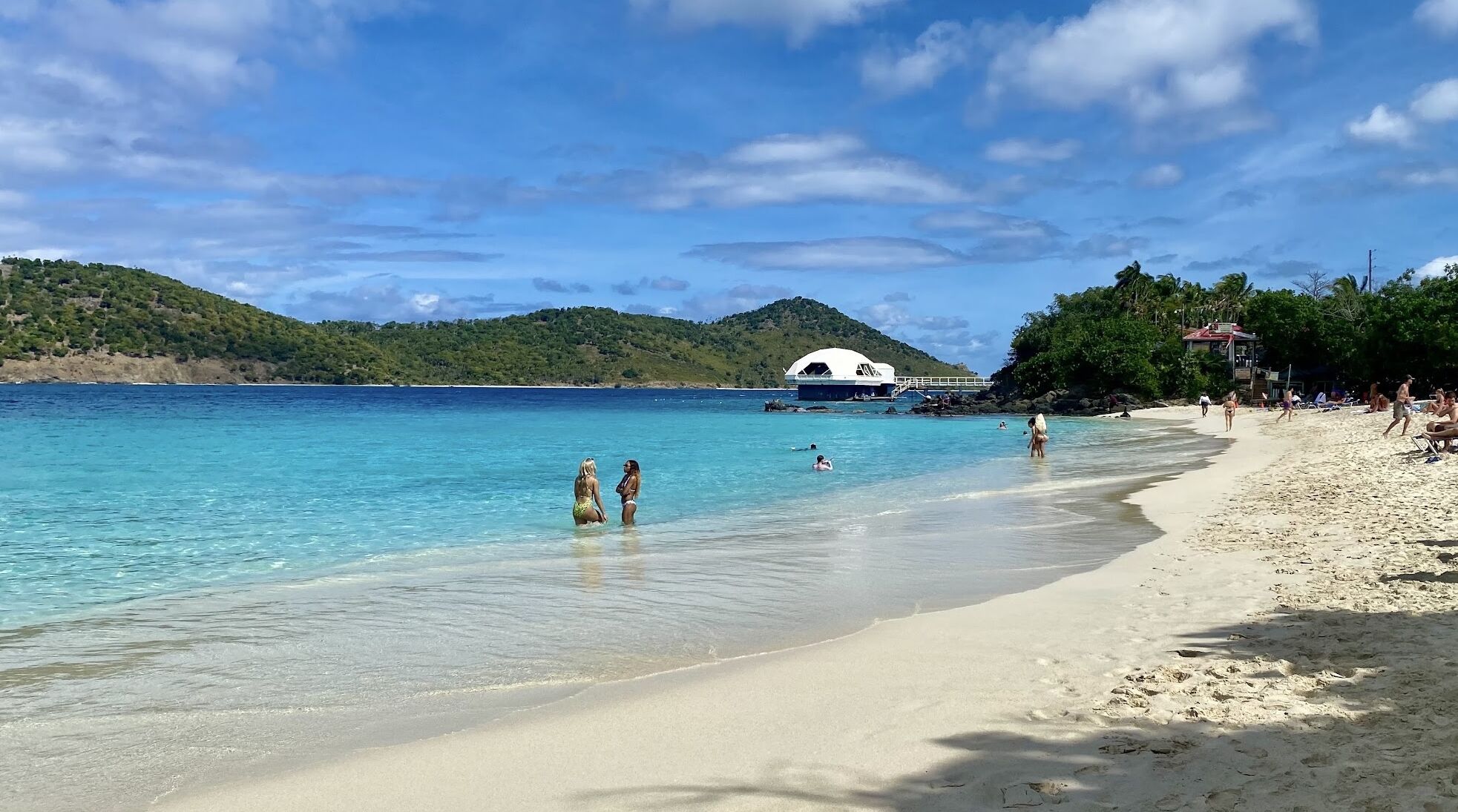 Plage à proximité, chaises longues, serviettes de plage