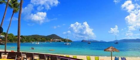 Plage à proximité, chaises longues, serviettes de plage