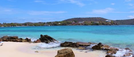 Perto da praia, espreguiçadeiras, toalhas de praia 