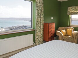 4 habitaciones, decoración personalizada y muebles diferentes 