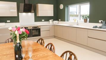 Cottage | Private kitchen | Fridge, dishwasher, electric kettle, toaster
