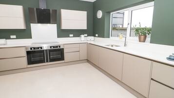 Cottage | Private kitchen | Fridge, dishwasher, electric kettle, toaster