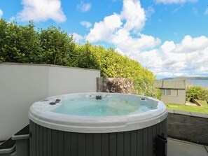 Cottage | Outdoor spa tub - Bryn Mor (Tyn-y-Gongl)