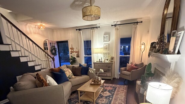 Un salon comprenant un canapé, un fauteuil, une table basse et une cheminée.