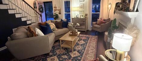 TV connectée, cheminée, livres