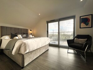 5 chambres, fer et planche à repasser, lit de bébé portatif