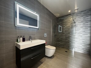 Bathtub, hair dryer, towels - Laurel Cottage (Newchurch)