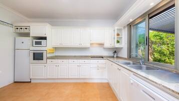 Frigorífico, microondas, horno y placa de cocina