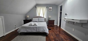 3 quartos, escrivaninha, ferros/tábuas de passar roupa, berço de viagem
