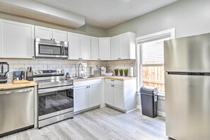 Réfrigérateur, micro-ondes, plaque de cuisson, lave-vaisselle
