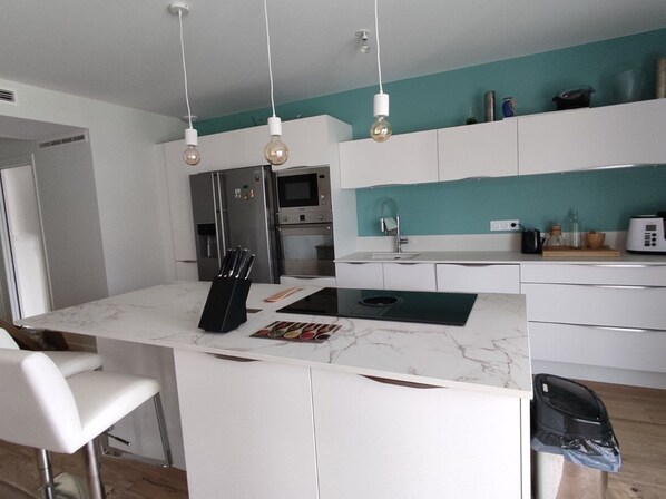 Micro-ondes, four, plaque de cuisson, lave-vaisselle