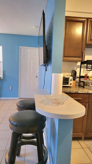 Fridge, microwave, oven, stovetop - Entire Home mins Siesta Key/closed to downtown (Sarasota)