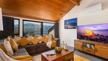 Televisie, boeken, een kantoor en een computerscherm