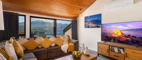 Una televisión, libros, una oficina, una pantalla de ordenador