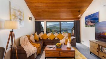 Televisie, boeken, een kantoor en een computerscherm