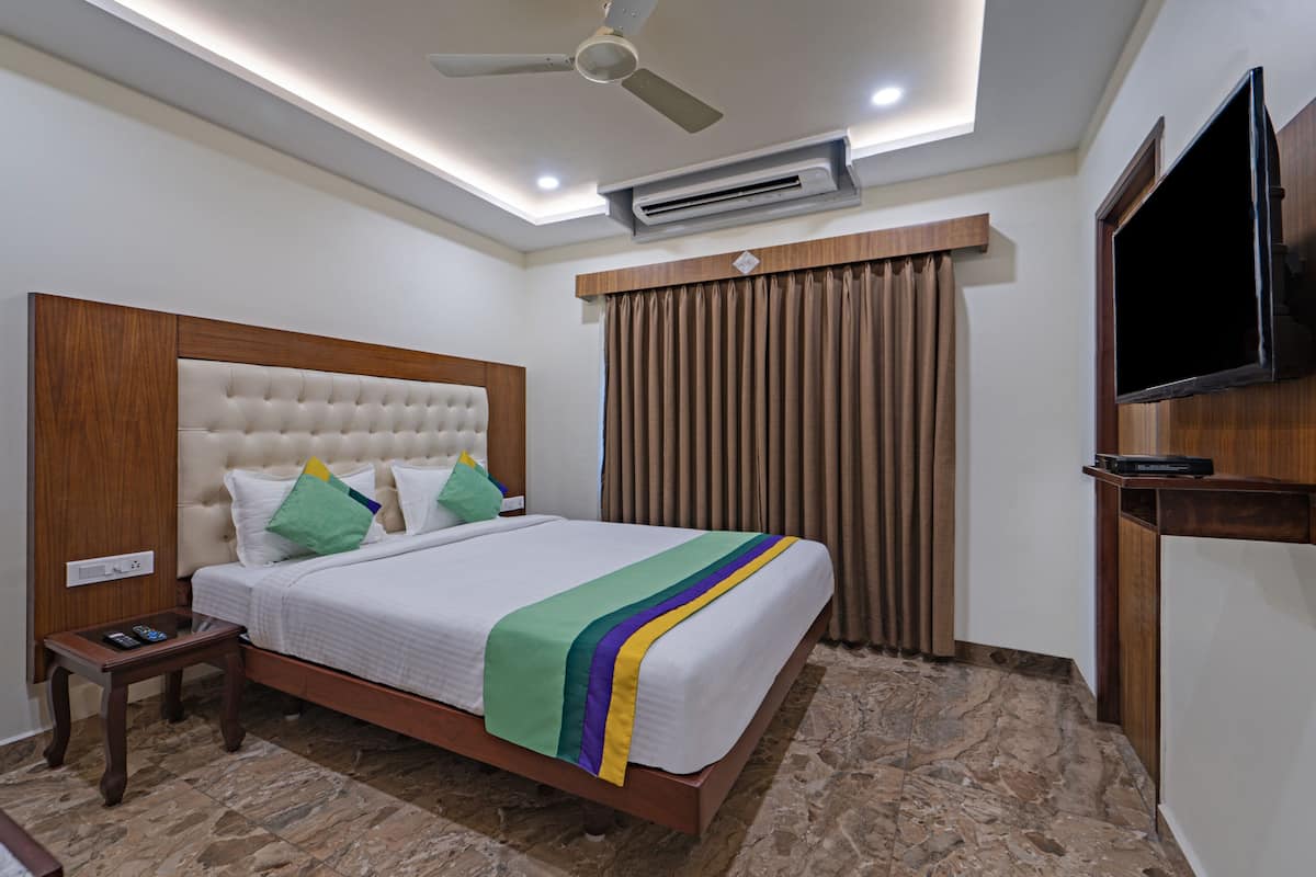 Standard Double Room, Non Smoking | In-room safe, desk, soundproofing, iron/ironing board