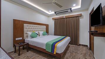 Standard Double Room, Non Smoking | In-room safe, desk, soundproofing, iron/ironing board