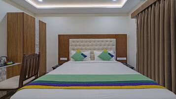 Standard Double Room, Non Smoking | In-room safe, desk, soundproofing, iron/ironing board