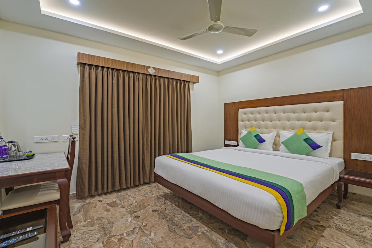 Deluxe Room | In-room safe, desk, soundproofing, iron/ironing board