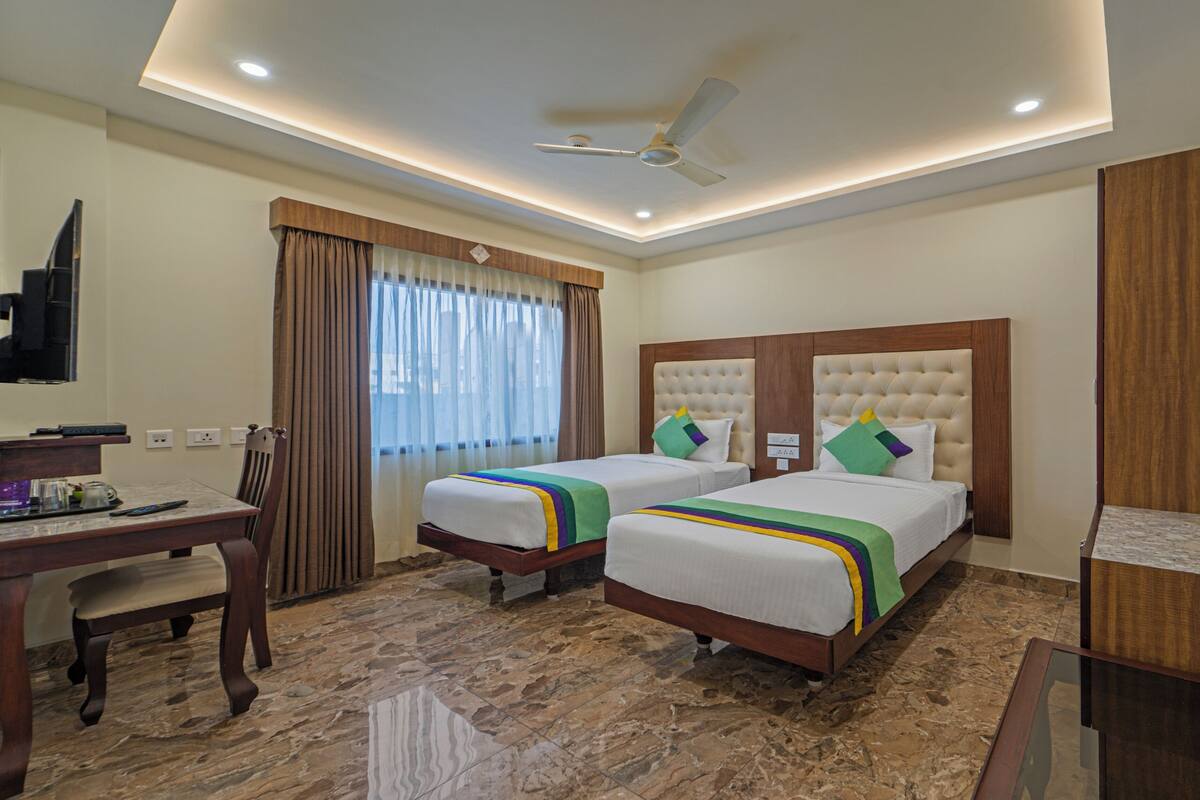 Deluxe Room | In-room safe, desk, soundproofing, iron/ironing board