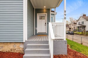 Exterior detail - The Gathering Place - Spacious & Stylish- FREE 2-Car Garage - Center of Columbus (Columbus)