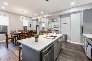 Fridge, microwave, oven, stovetop - The Gathering Place - Spacious & Stylish- FREE 2-Car Garage - Center of Columbus (Columbus)