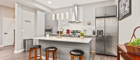 Réfrigérateur, four à micro-ondes, un four, surface de cuisson