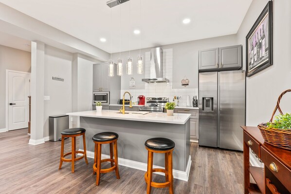 Fridge, microwave, oven, stovetop - The Gathering Place - Spacious & Stylish- FREE 2-Car Garage - Center of Columbus (Columbus)