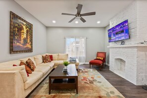 Smart TV, chimenea, futbolito y tenis de mesa 