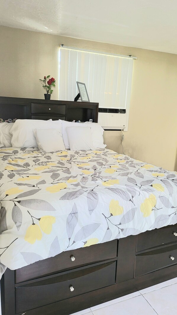 1 bedroom, soundproofing, iron/ironing board, WiFi - Entire Guesthouse 5 mins to Siesta key & downtown. (Sarasota)