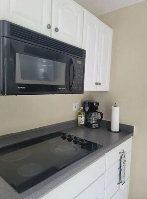 Fridge, microwave, oven, stovetop - Entire Guesthouse 5 mins to Siesta key & downtown. (Sarasota)