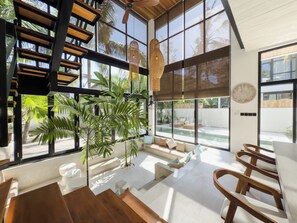 Villa Deluxe, 2 chambres | Aire de séjour | Téléviseur connecté de 50 po avec télévision par câble