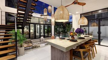 Vila superluxo, 4 quartos, piscina particular, vista para o oceano | Cozinha privada | Geladeira, micro-ondas, cooktop, chaleira elétrica