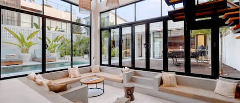 Villa de lujo, 4 habitaciones, alberca privada, vista al océano | Área de sala de estar | Smart TV de 50 pulgadas con canales por cable