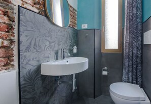 Ducha, secador de pelo, bidet, toallas