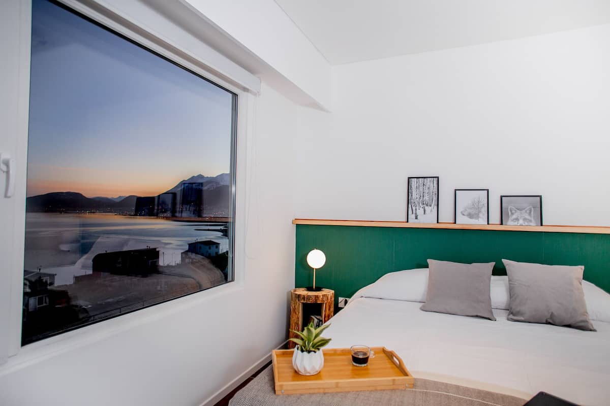 Cofres nos quartos, cortinas blackout, Wi-Fi de cortesia