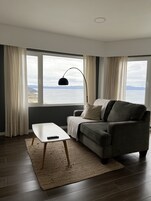 Apartamento Deluxe, 2 habitaciones, 2 baños, vistas al canal | Caja fuerte, decoración individual, mobiliario individual