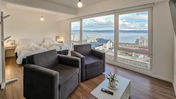 Deluxe Studio | Living area | Smart TV, heated floors